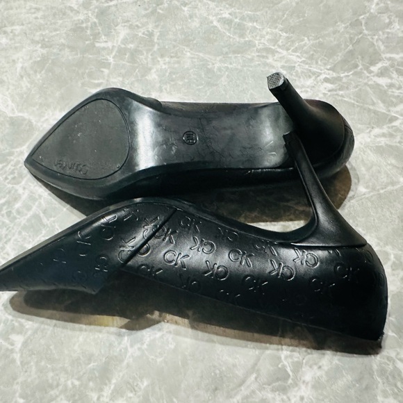 CALVIN KLEIN Black Distinguished Embossed CK Logo GIANA Heels Shoes SZ 8 Wide - Picture 6 of 6